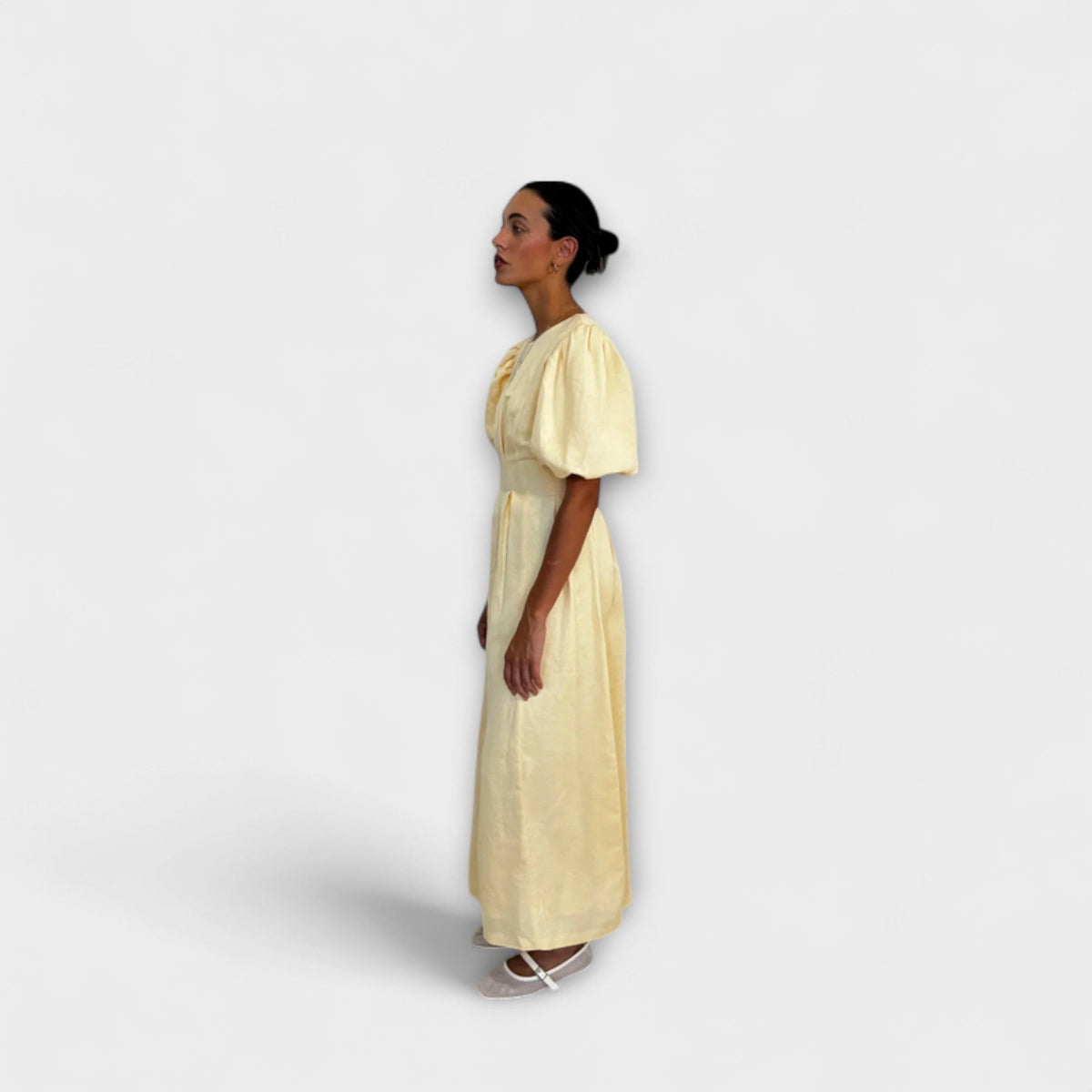 Josephine - Vestido largo en amarillo oliva con un diseño etéreo
