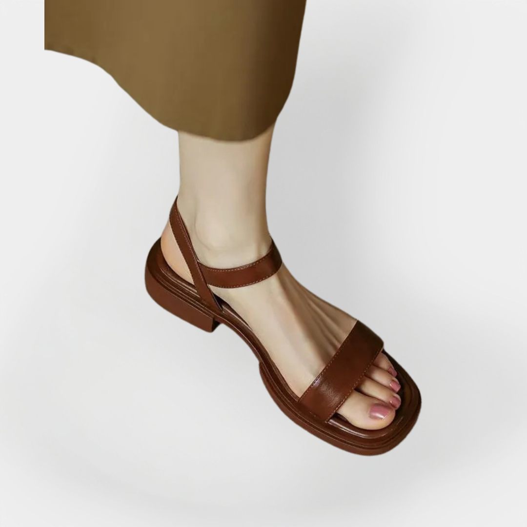 Sandalias de piel con tacón bajo