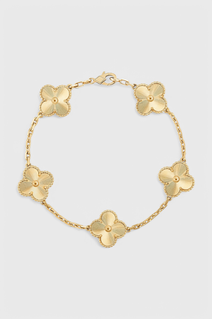 Pulsera con Motivo de Trébol y Elegancia Dorada