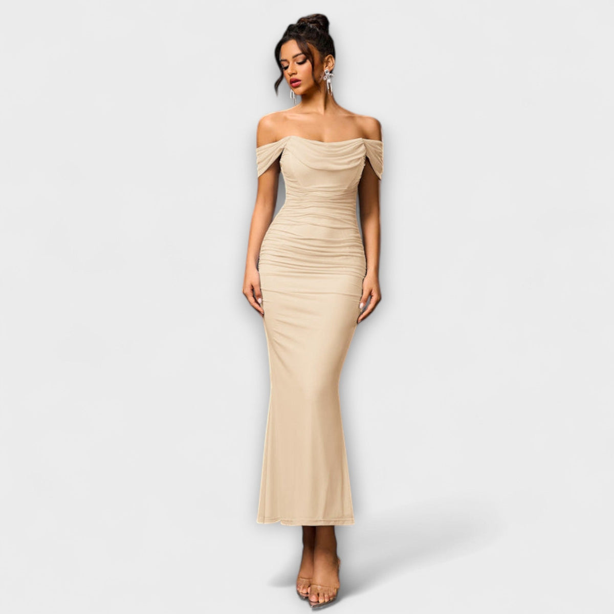 Ione - Vestido ajustado con hombros al descubierto y fruncidos