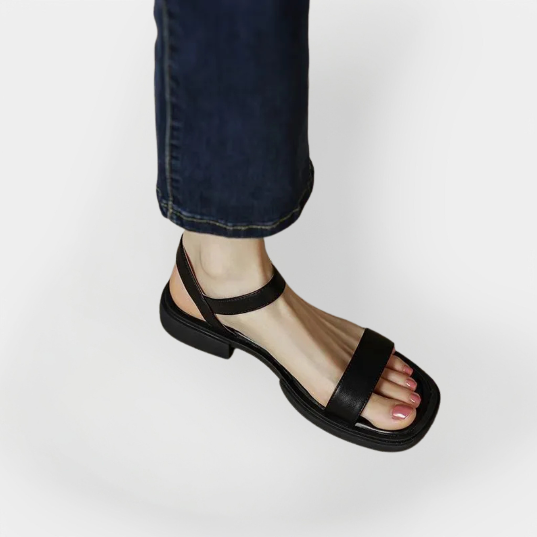 Sandalias de piel con tacón bajo