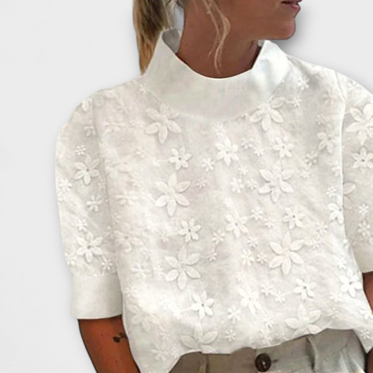 Blusa con cuello simple bordado