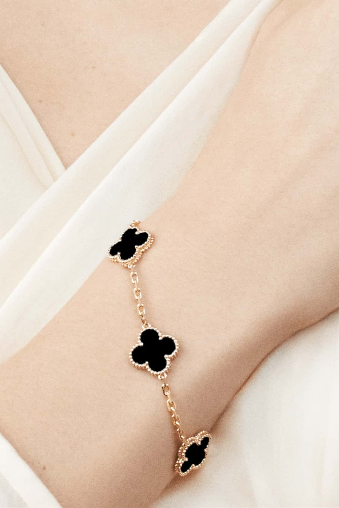 Pulsera con Motivo de Trébol y Elegancia Dorada