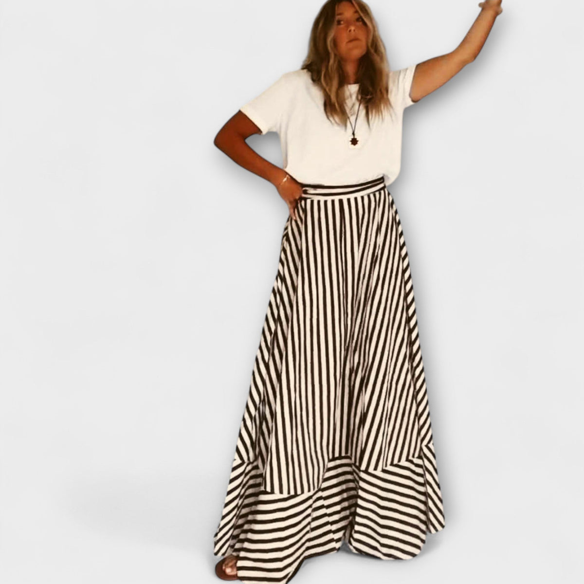 Maxi vestido Nocturnal Charm con volantes