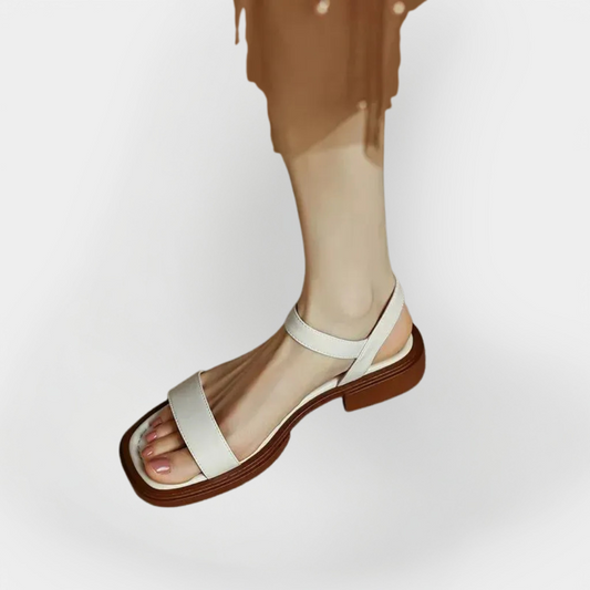 Sandalias de piel con tacón bajo