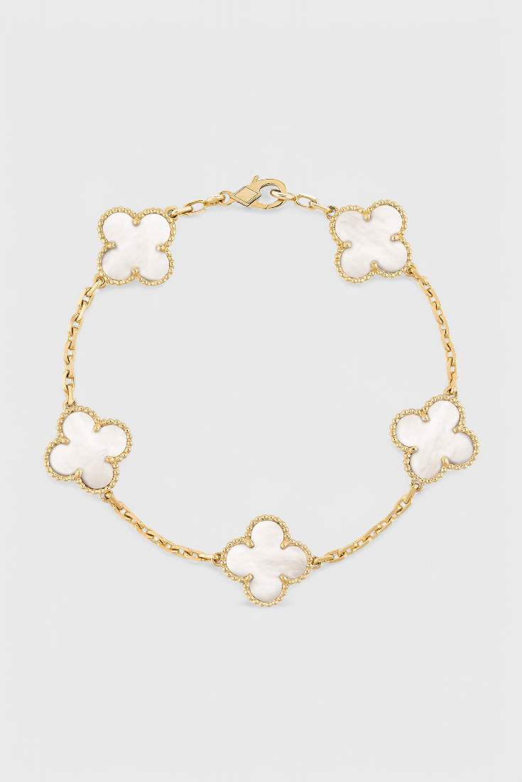 Pulsera con Motivo de Trébol y Elegancia Dorada