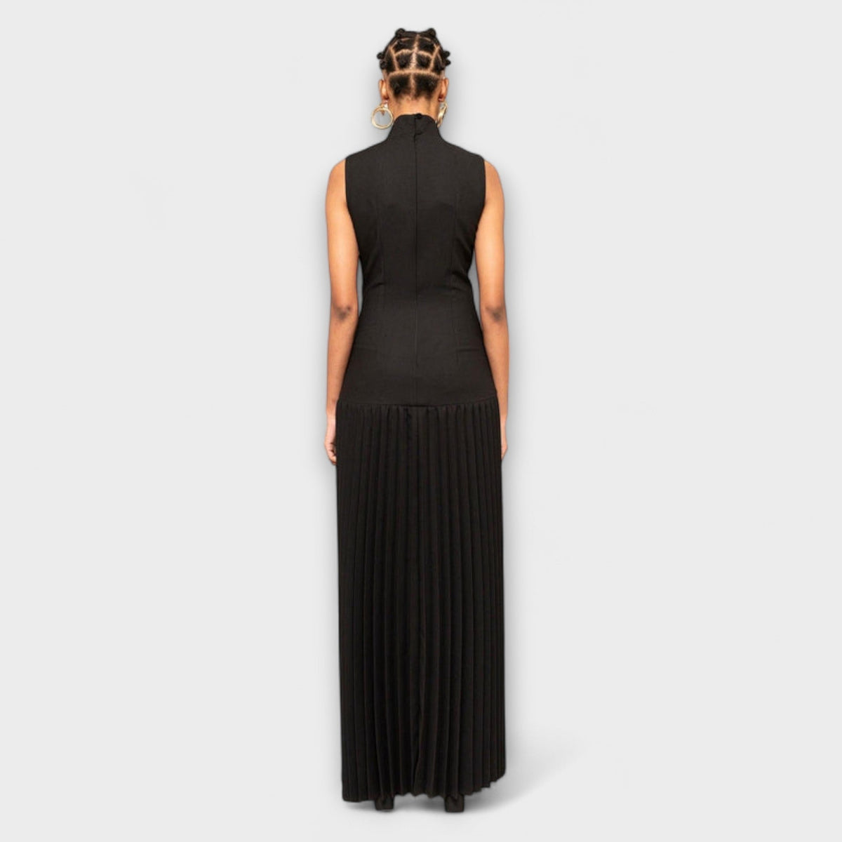 Kristen - Vestido maxi con detalles plisados y escote