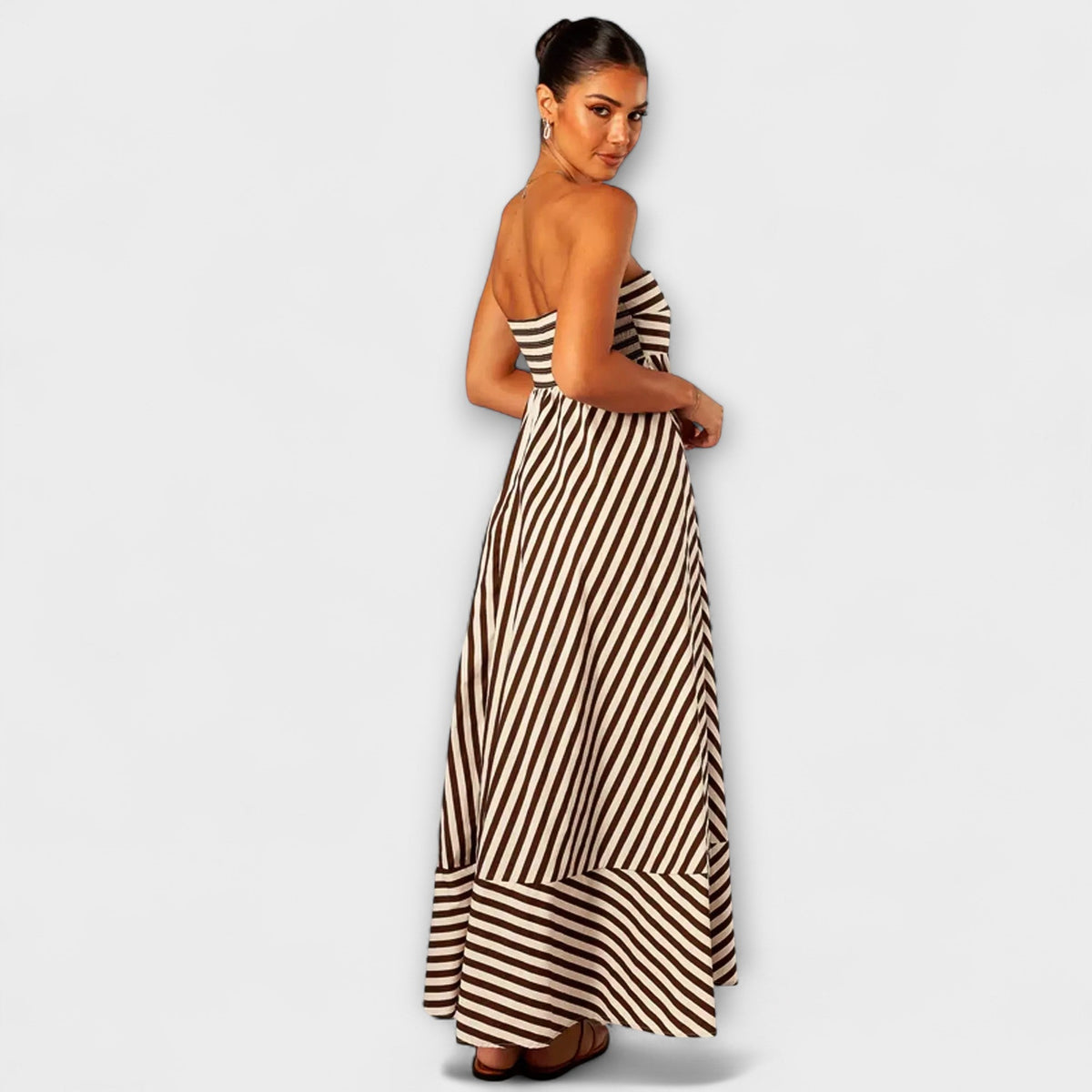 Maxi vestido Nocturnal Charm con volantes