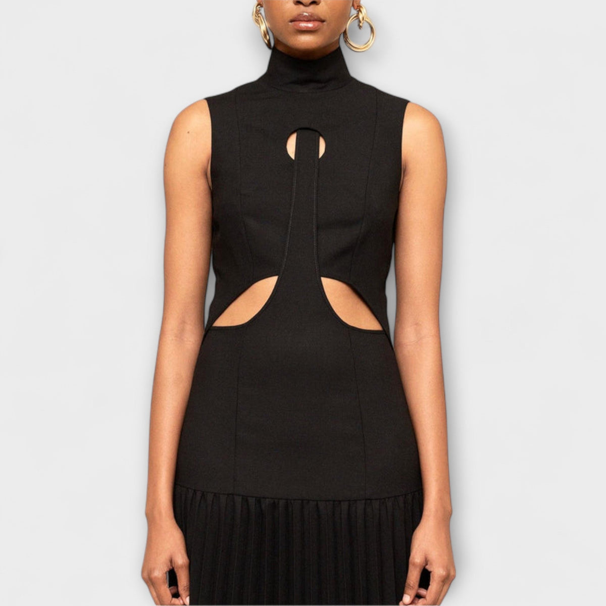 Kristen - Vestido maxi con detalles plisados y escote