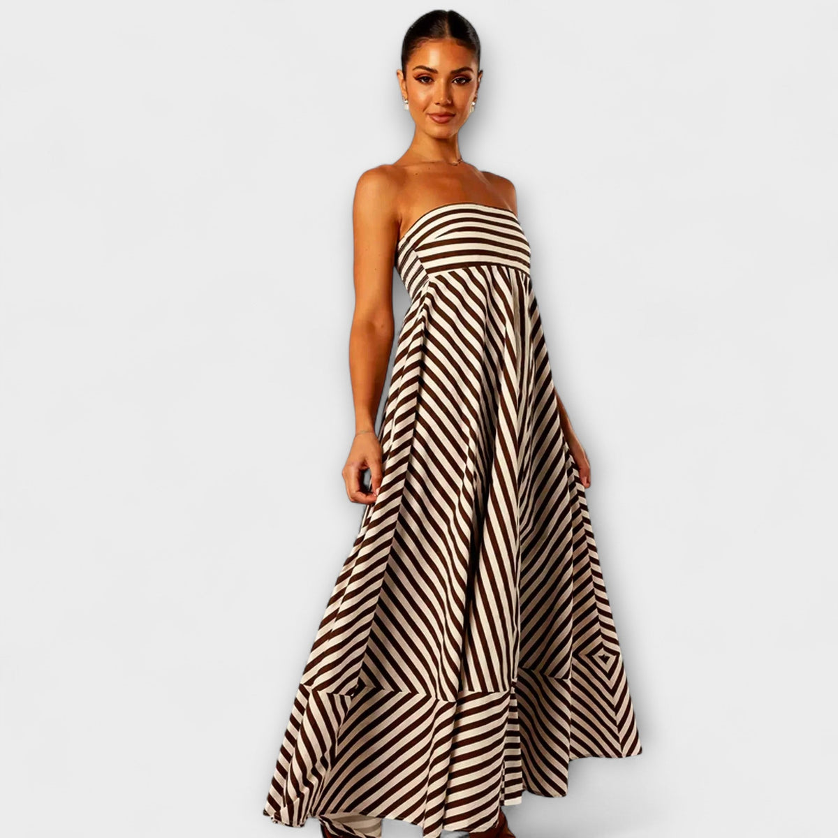 Maxi vestido Nocturnal Charm con volantes