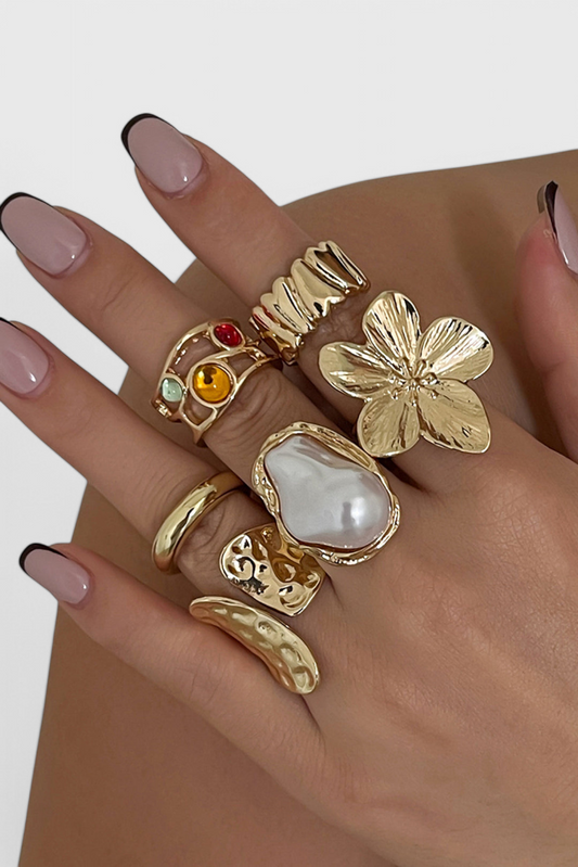 Anillo Abierto en Forma Floral con Perla Fluida