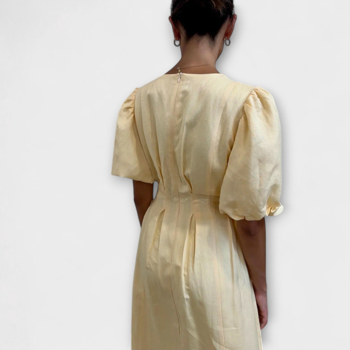 Josephine - Vestido largo en amarillo oliva con un diseño etéreo