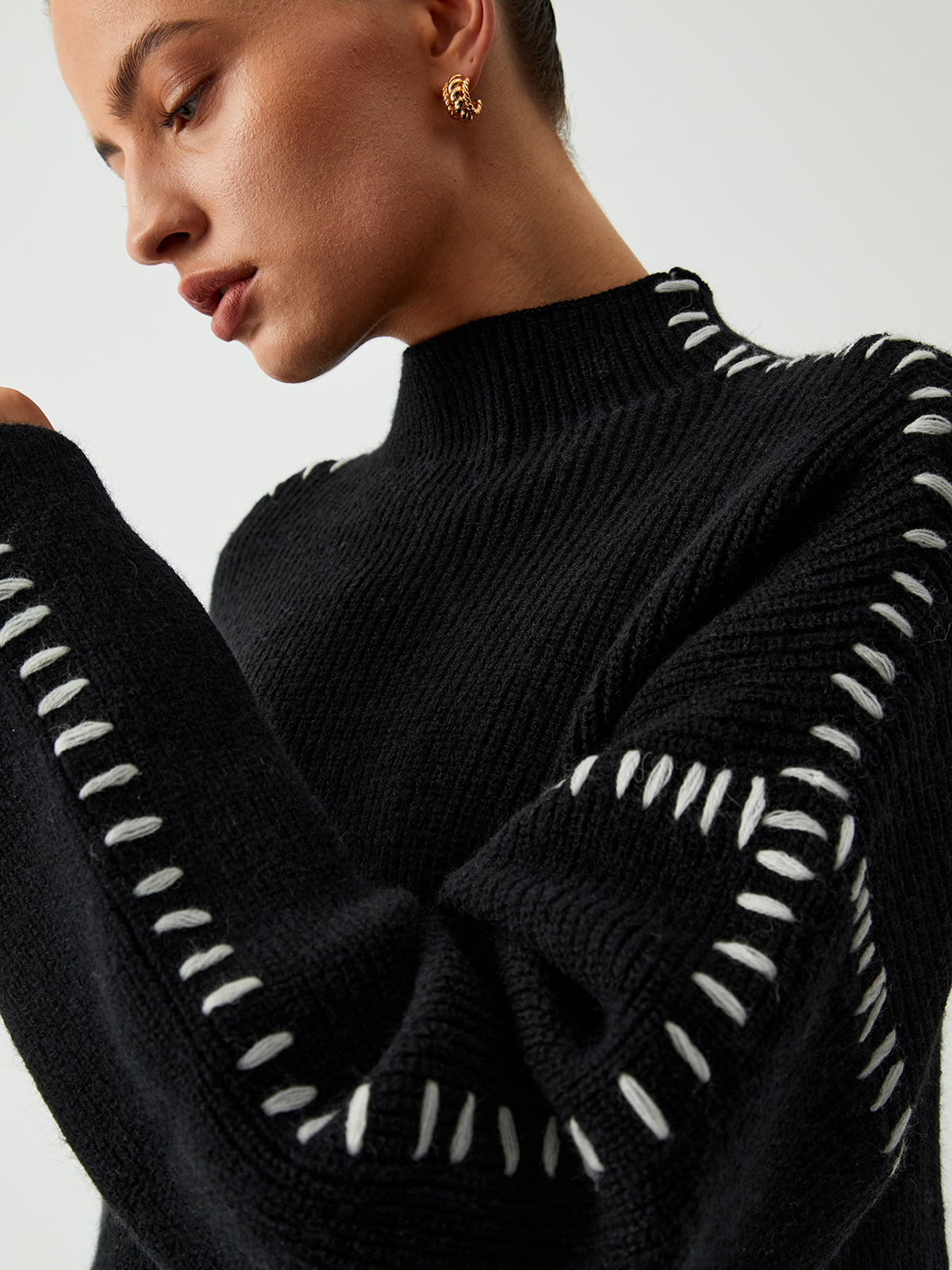Alma | Suéter oversize con cuello alto y detalles en piqué