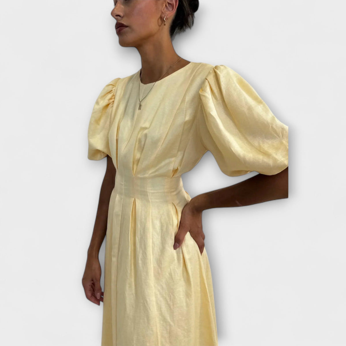 Josephine - Vestido largo en amarillo oliva con un diseño etéreo