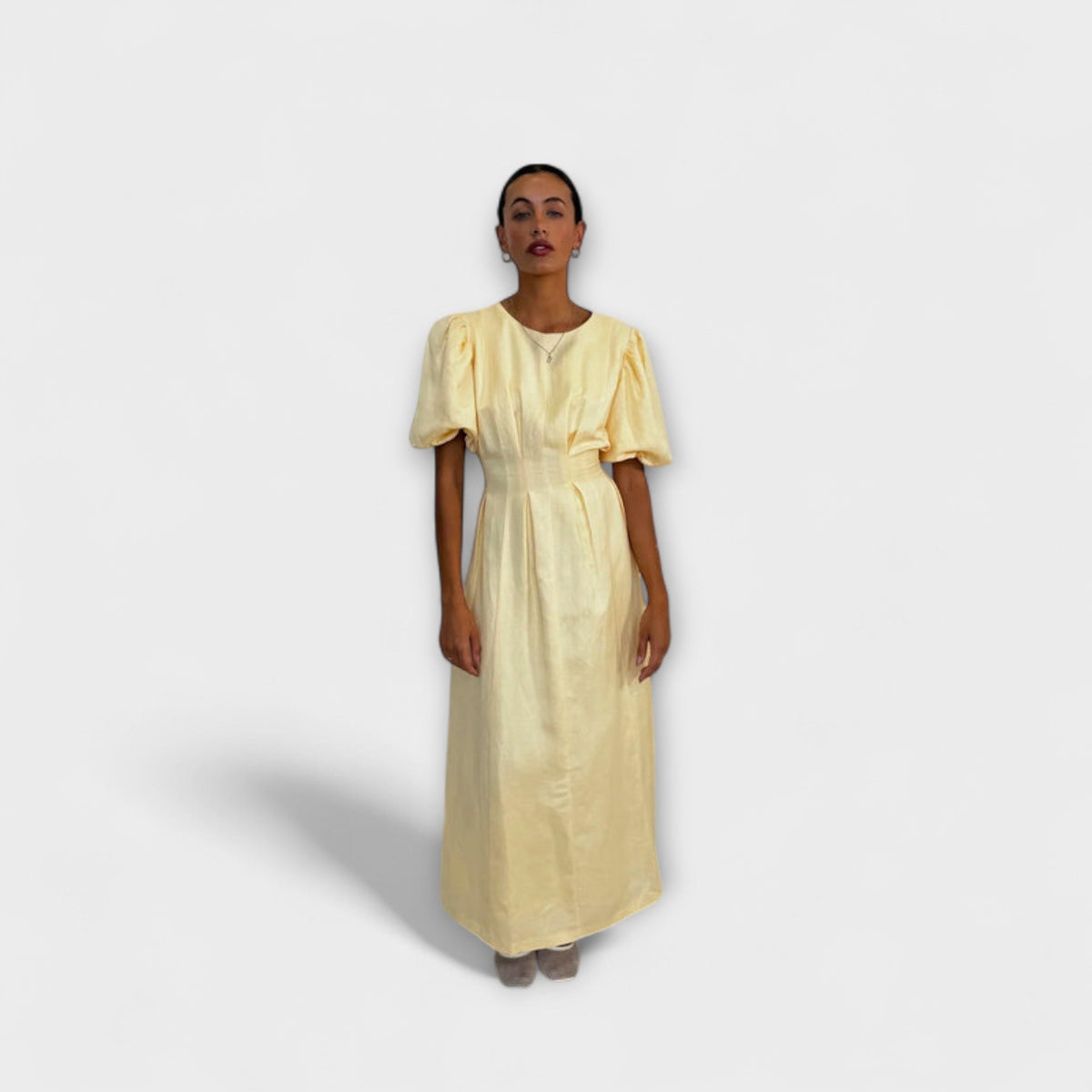 Josephine - Vestido largo en amarillo oliva con un diseño etéreo