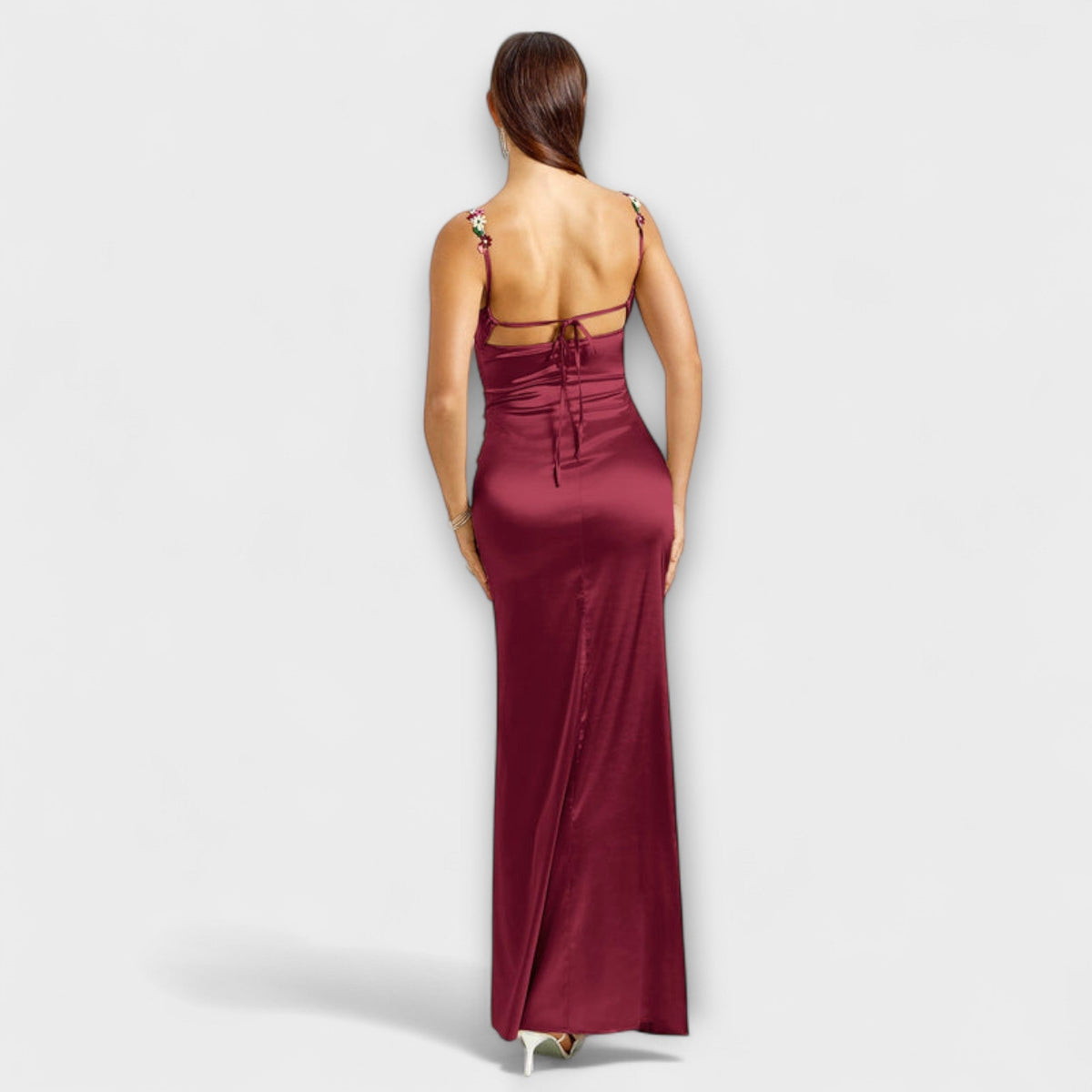 Eira - Vestido de satén decorado con un lazo en la parte posterior