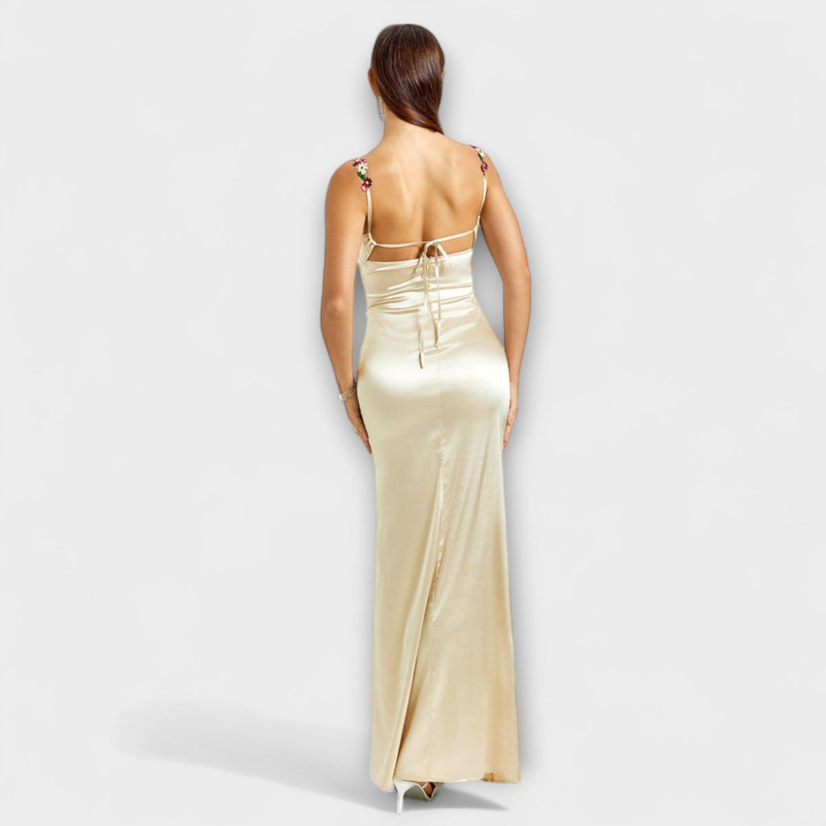 Eira - Vestido de satén decorado con un lazo en la parte posterior