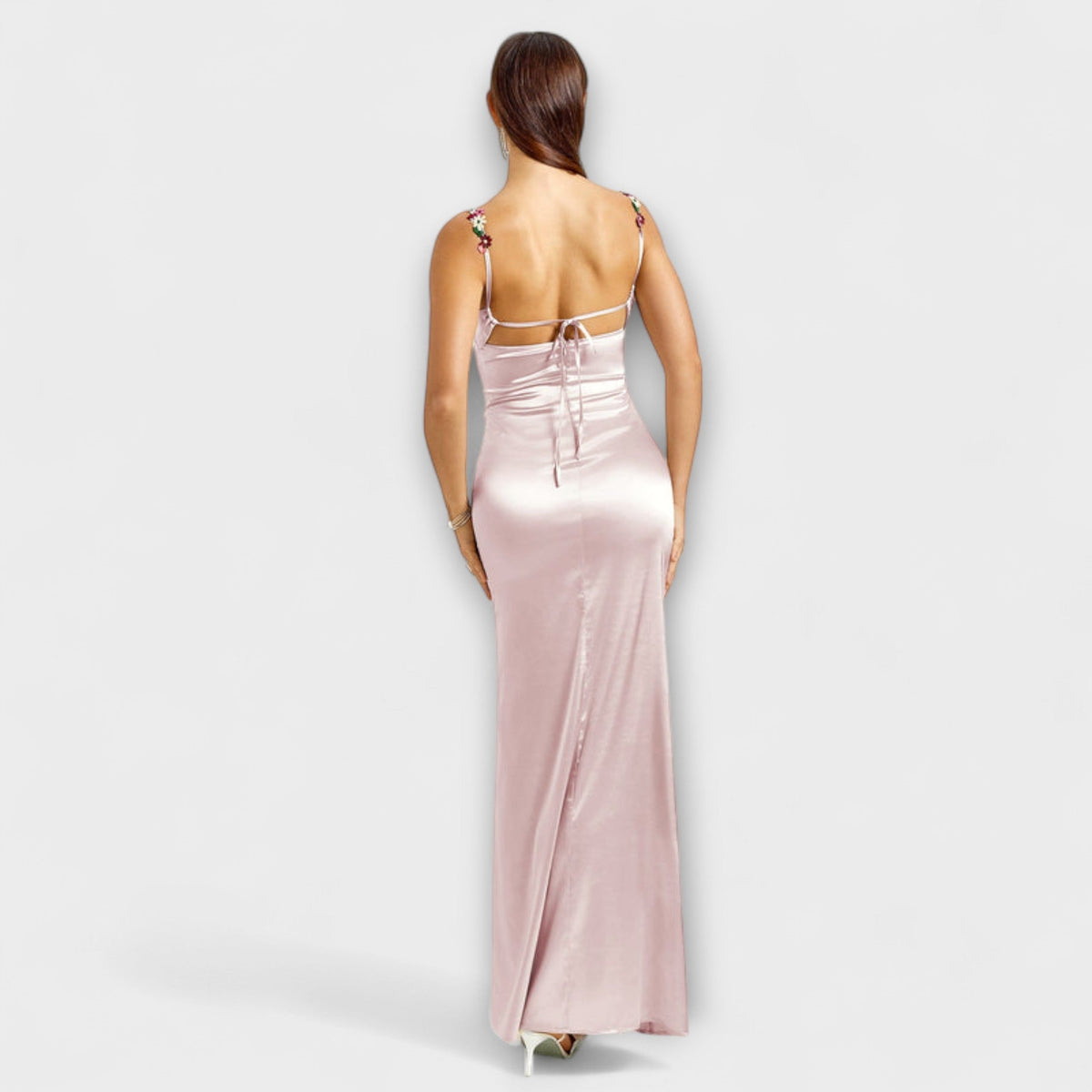 Eira - Vestido de satén decorado con un lazo en la parte posterior