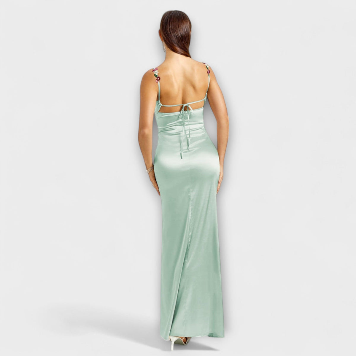Eira - Vestido de satén decorado con un lazo en la parte posterior