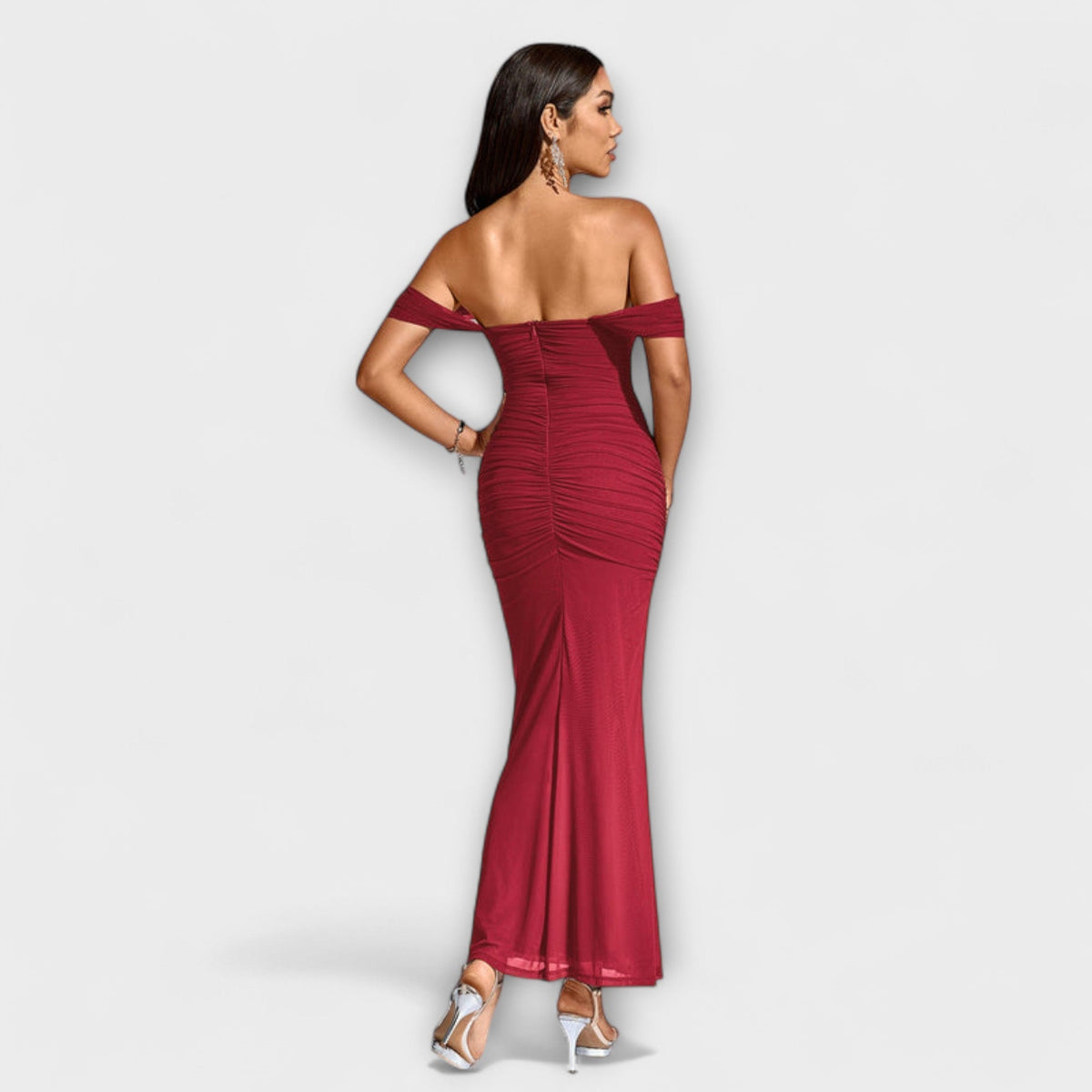 Ione - Vestido ajustado con hombros al descubierto y fruncidos