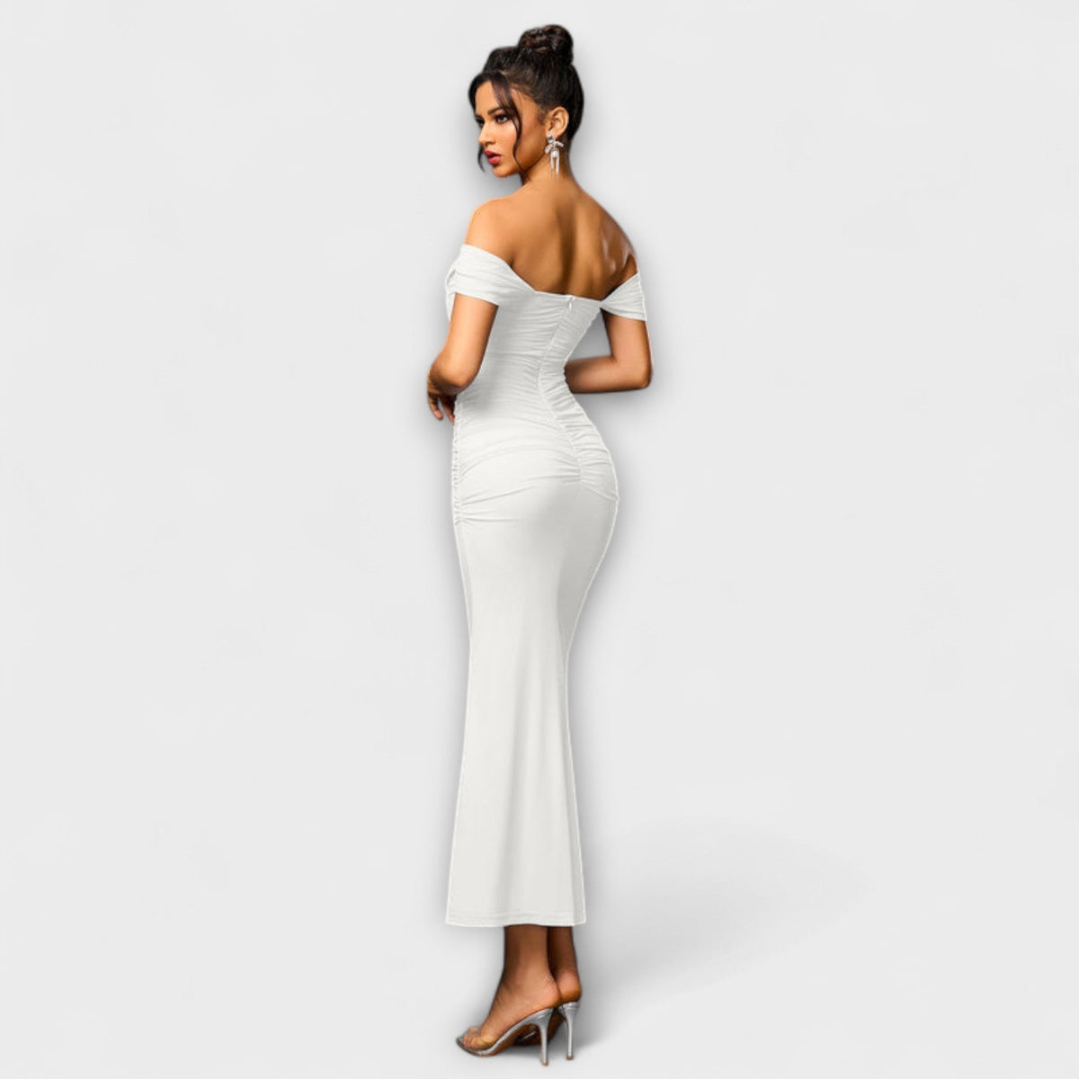 Ione - Vestido ajustado con hombros al descubierto y fruncidos