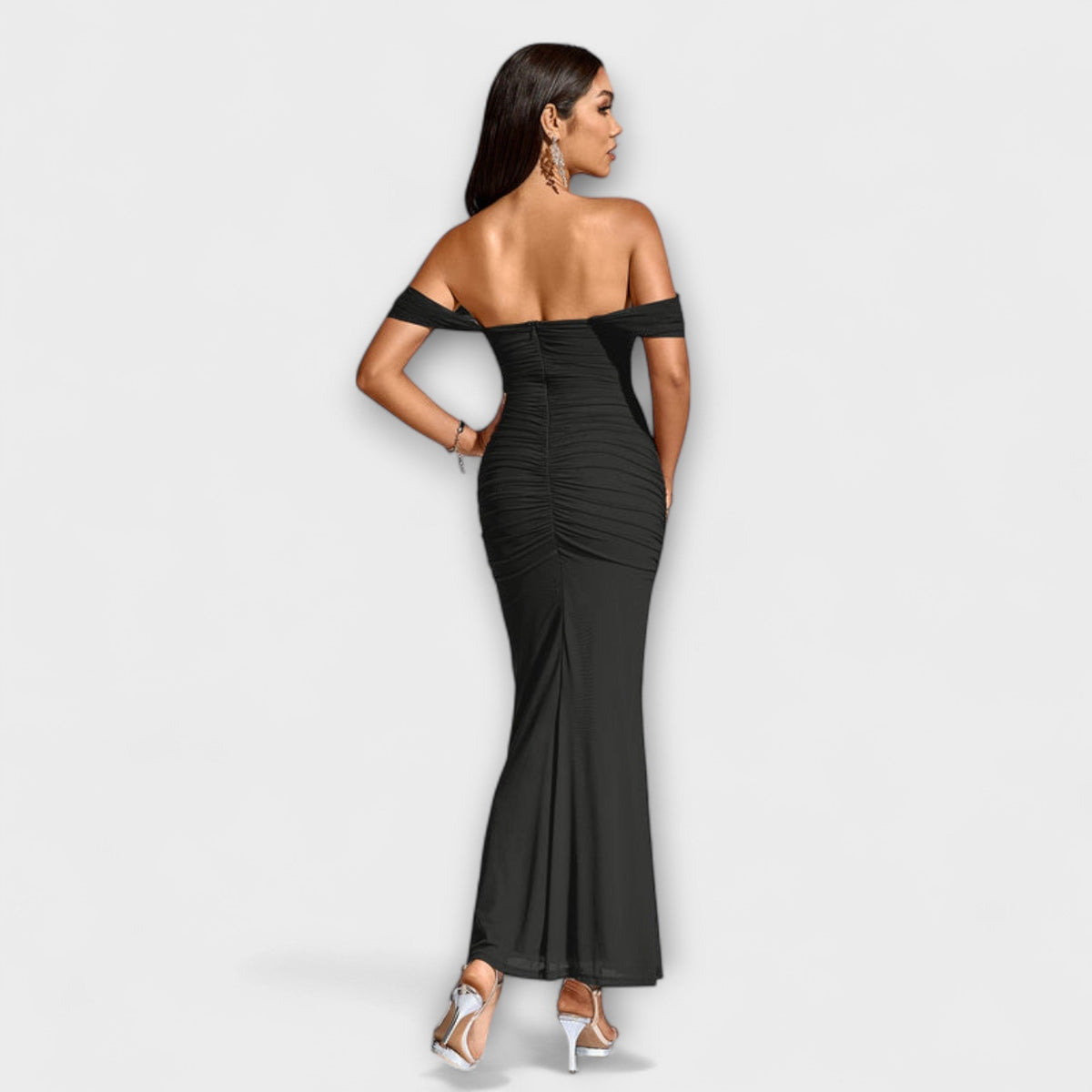 Ione - Vestido ajustado con hombros al descubierto y fruncidos