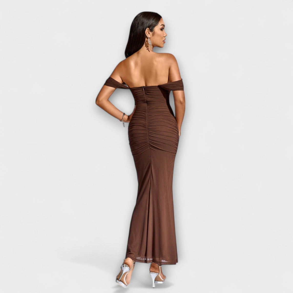 Ione - Vestido ajustado con hombros al descubierto y fruncidos