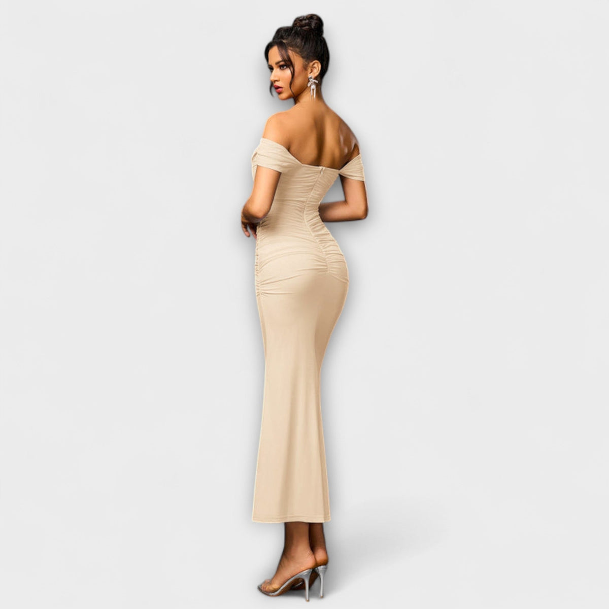 Ione - Vestido ajustado con hombros al descubierto y fruncidos