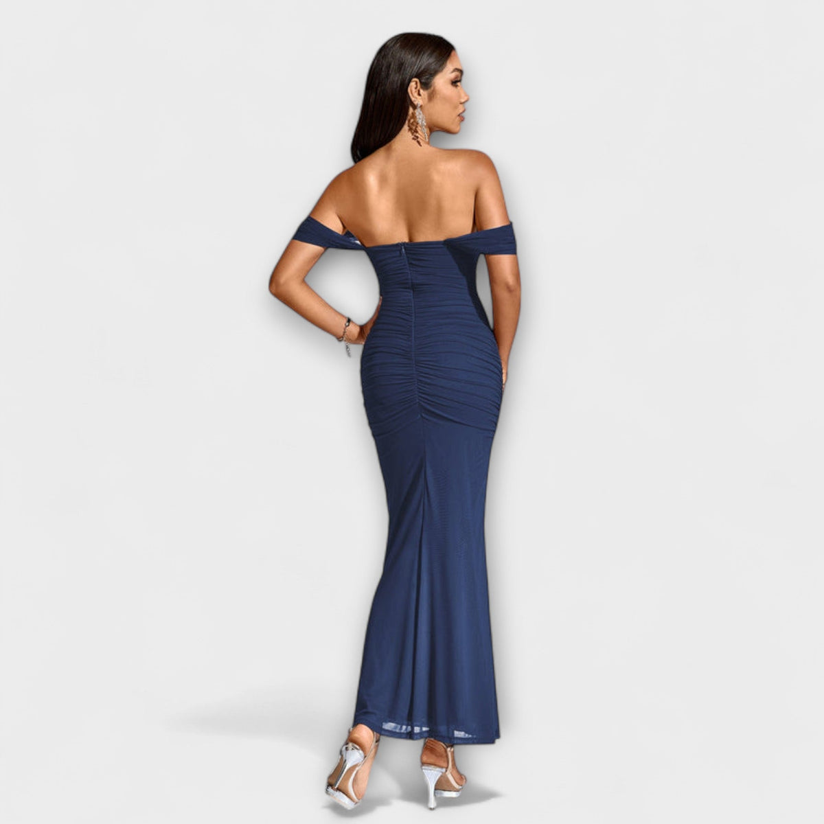Ione - Vestido ajustado con hombros al descubierto y fruncidos