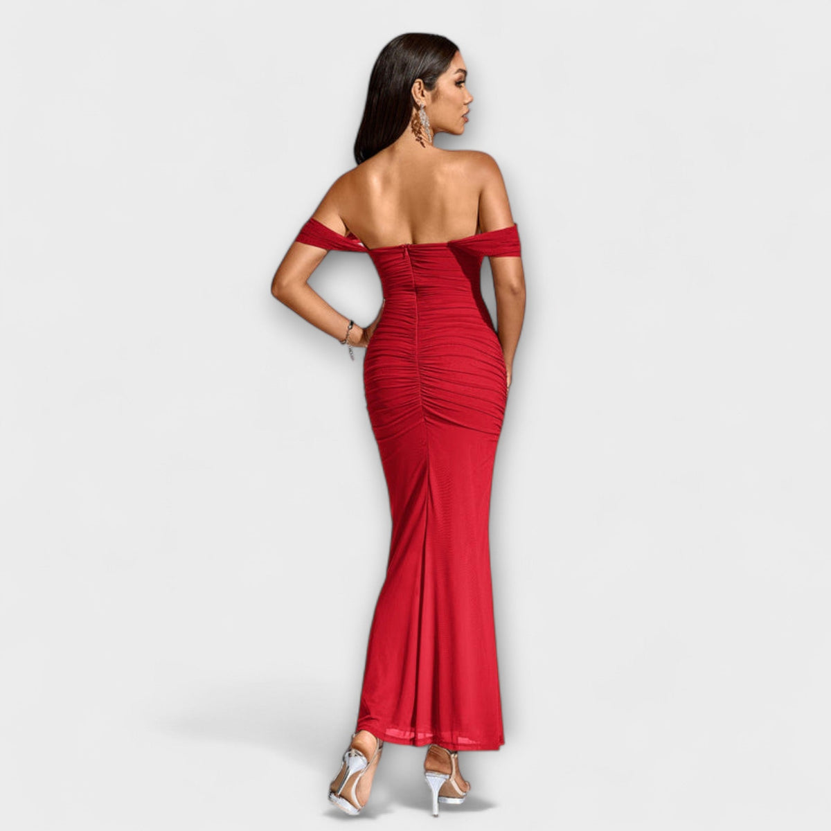 Ione - Vestido ajustado con hombros al descubierto y fruncidos