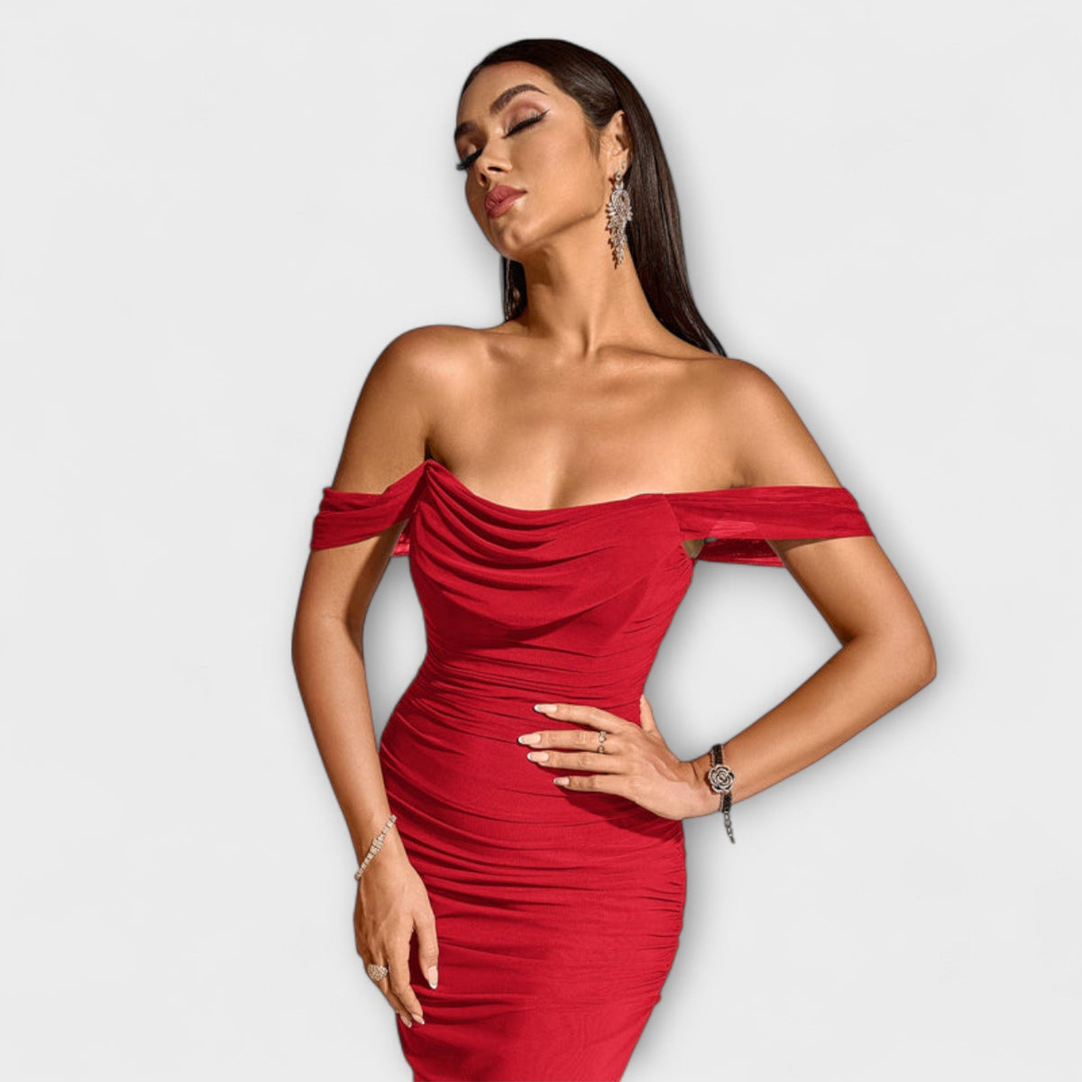 Ione - Vestido ajustado con hombros al descubierto y fruncidos