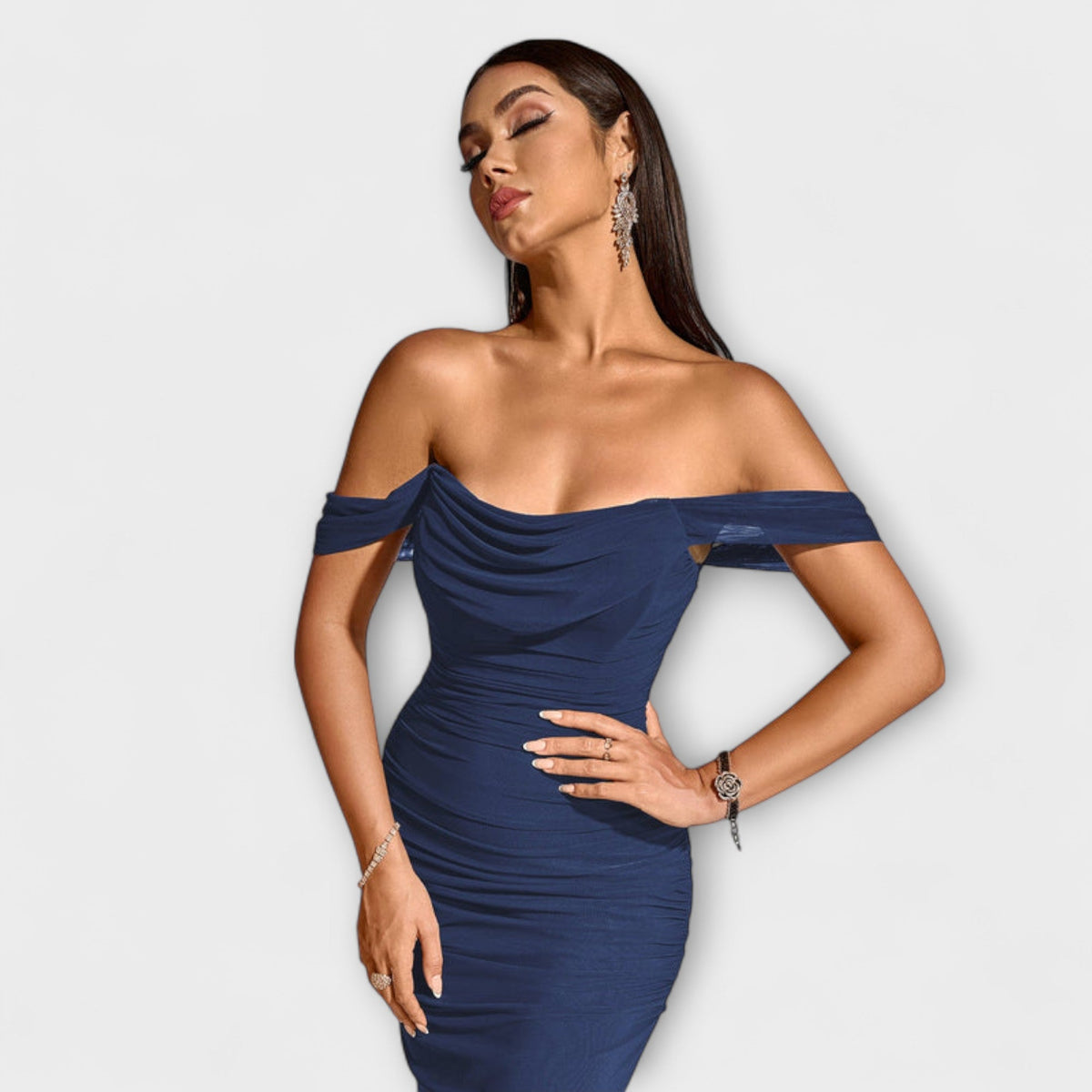 Ione - Vestido ajustado con hombros al descubierto y fruncidos