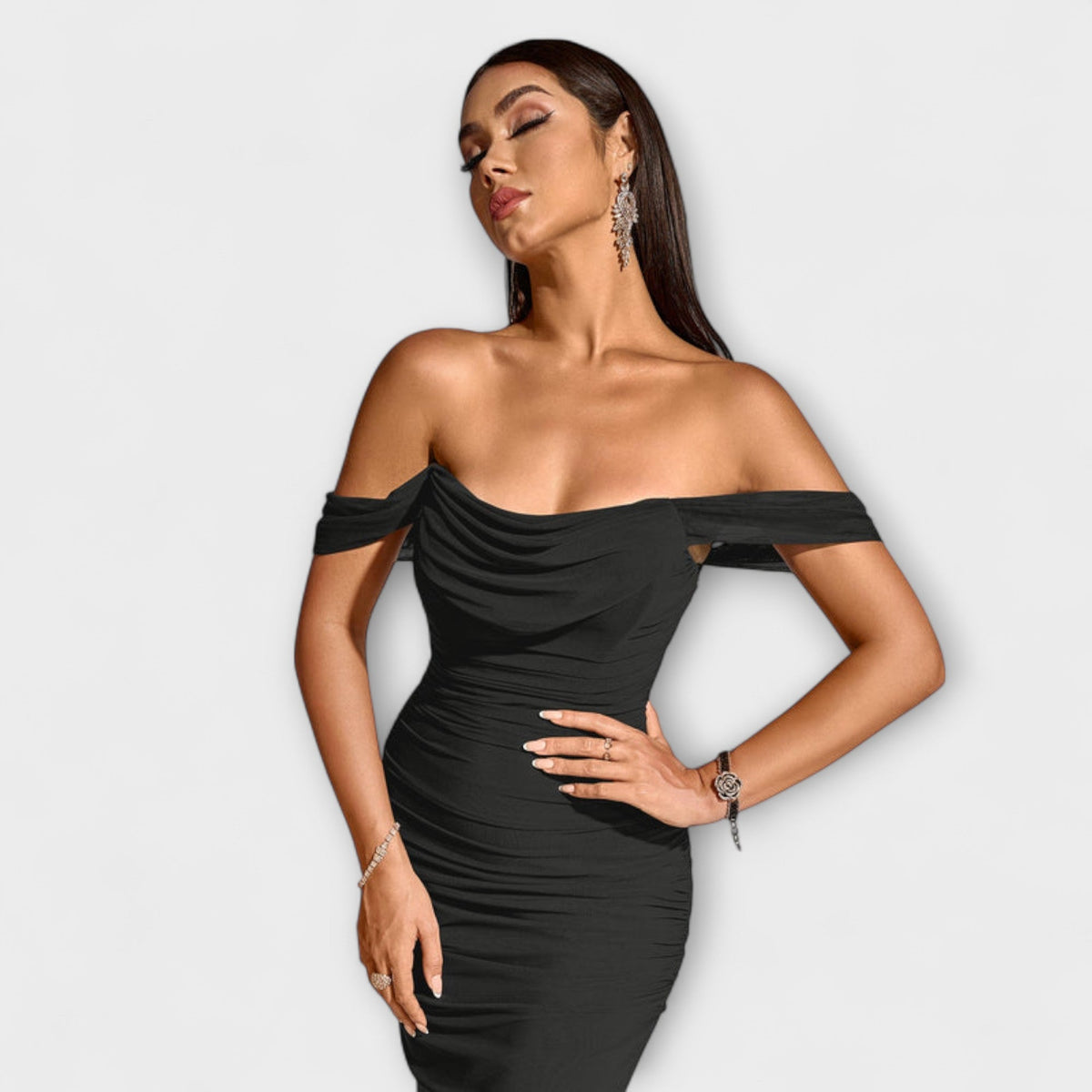 Ione - Vestido ajustado con hombros al descubierto y fruncidos