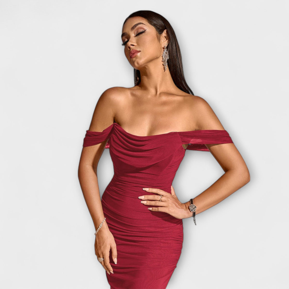 Ione - Vestido ajustado con hombros al descubierto y fruncidos