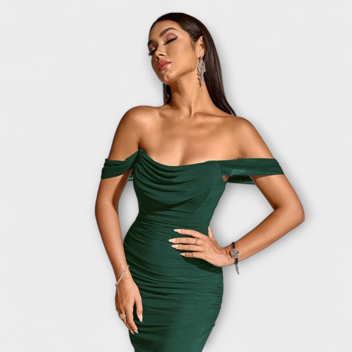Ione - Vestido ajustado con hombros al descubierto y fruncidos