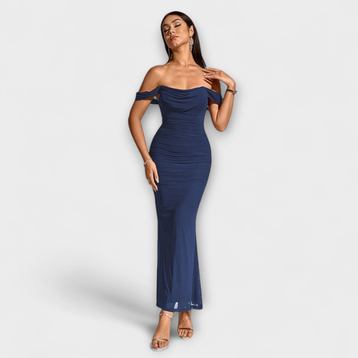 Ione - Vestido ajustado con hombros al descubierto y fruncidos