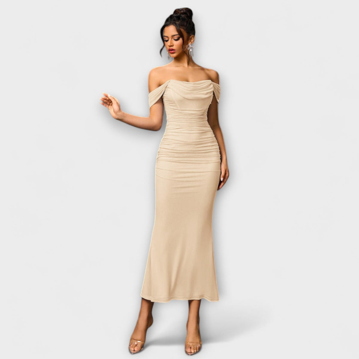 Ione - Vestido ajustado con hombros al descubierto y fruncidos