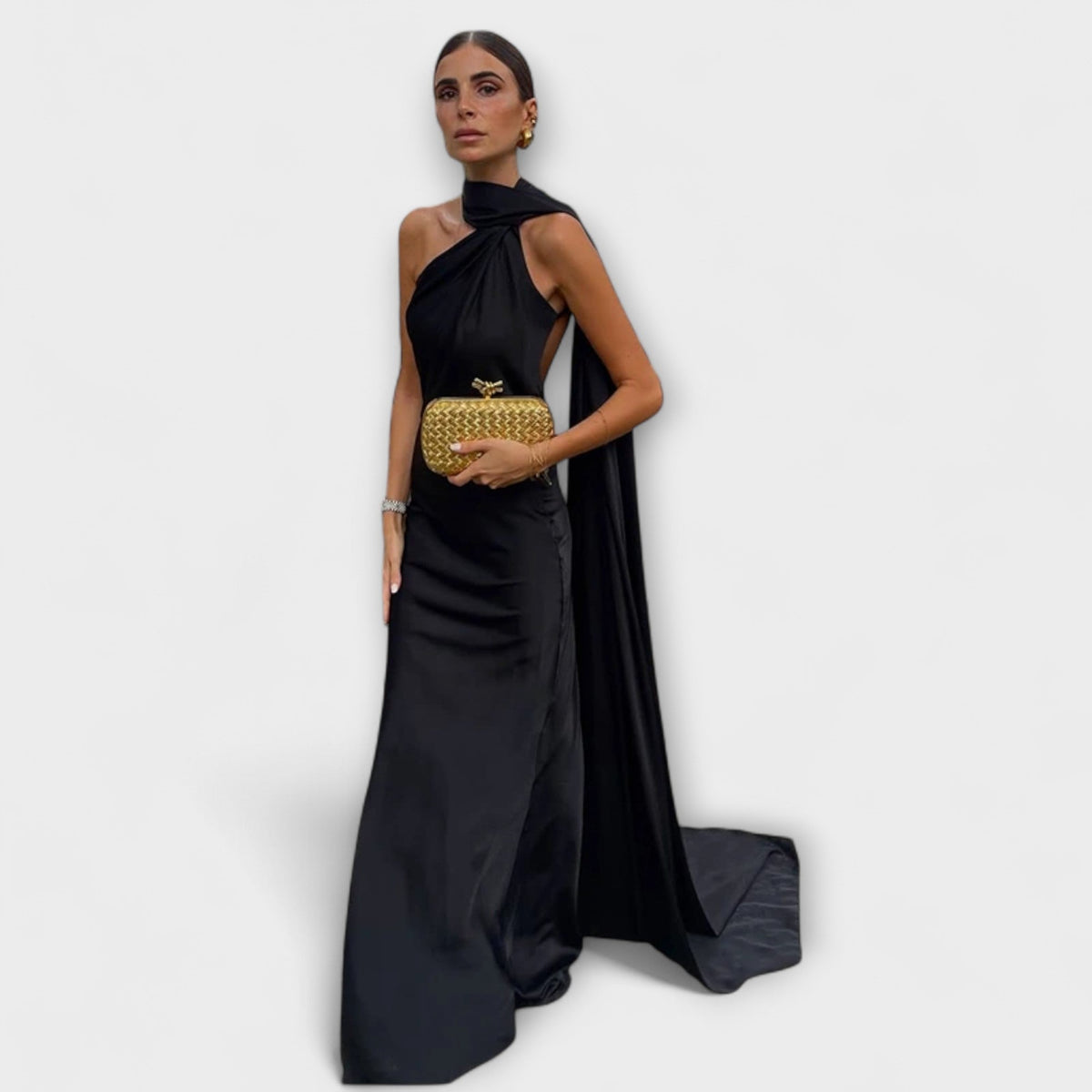Vestido maxi chic con hombros al descubierto y lazo al cuello
