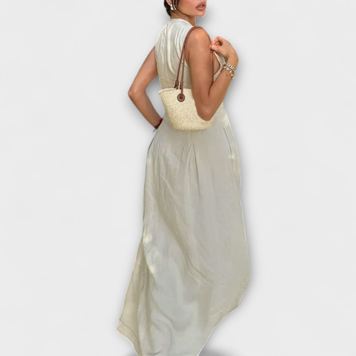 Vestido corto sin mangas con pliegues y corte ajustado midi
