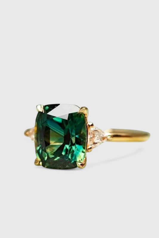 Anillo Elegante en Esmeralda Verde con Acabado en Oro