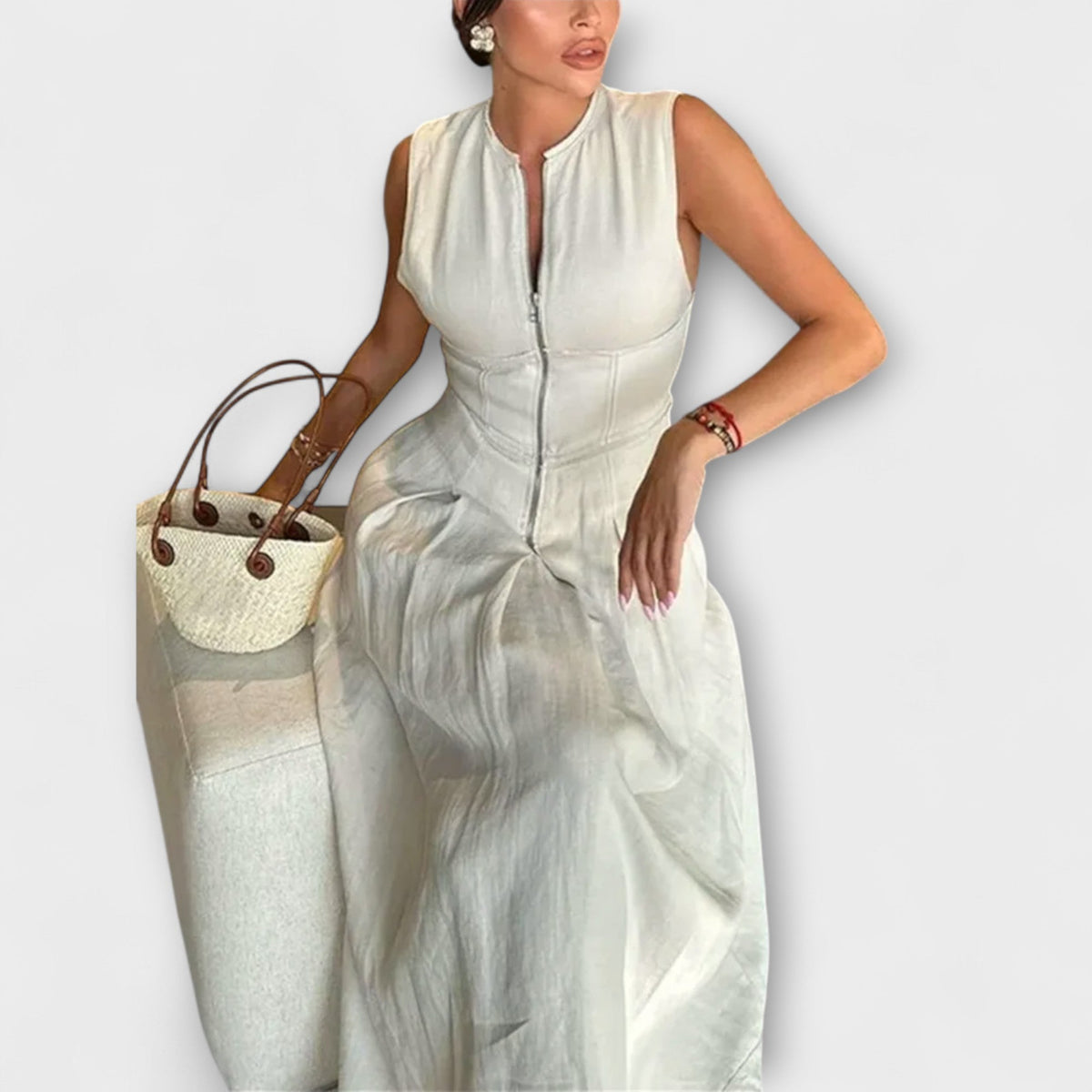 Vestido corto sin mangas con pliegues y corte ajustado midi