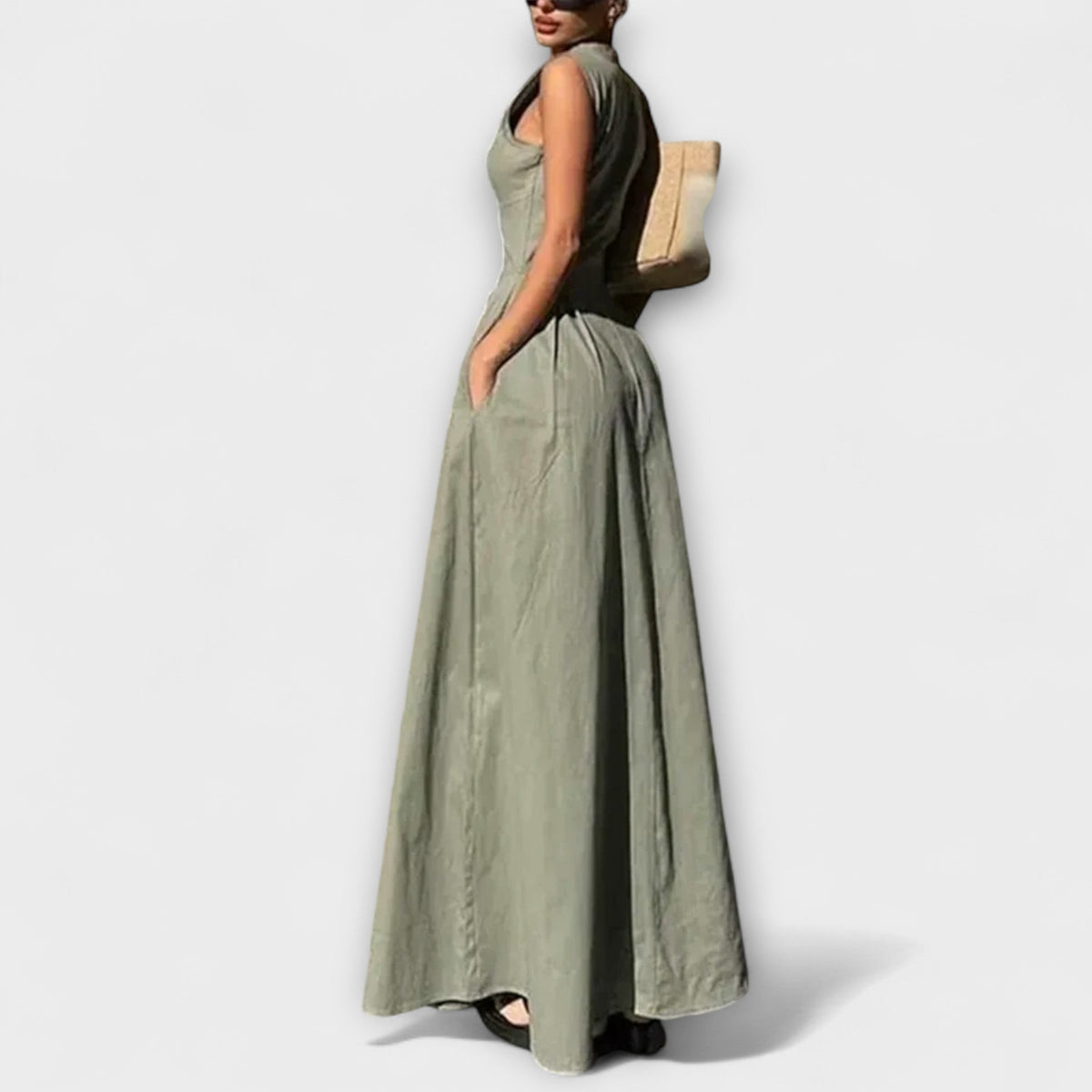 Vestido corto sin mangas con pliegues y corte ajustado midi