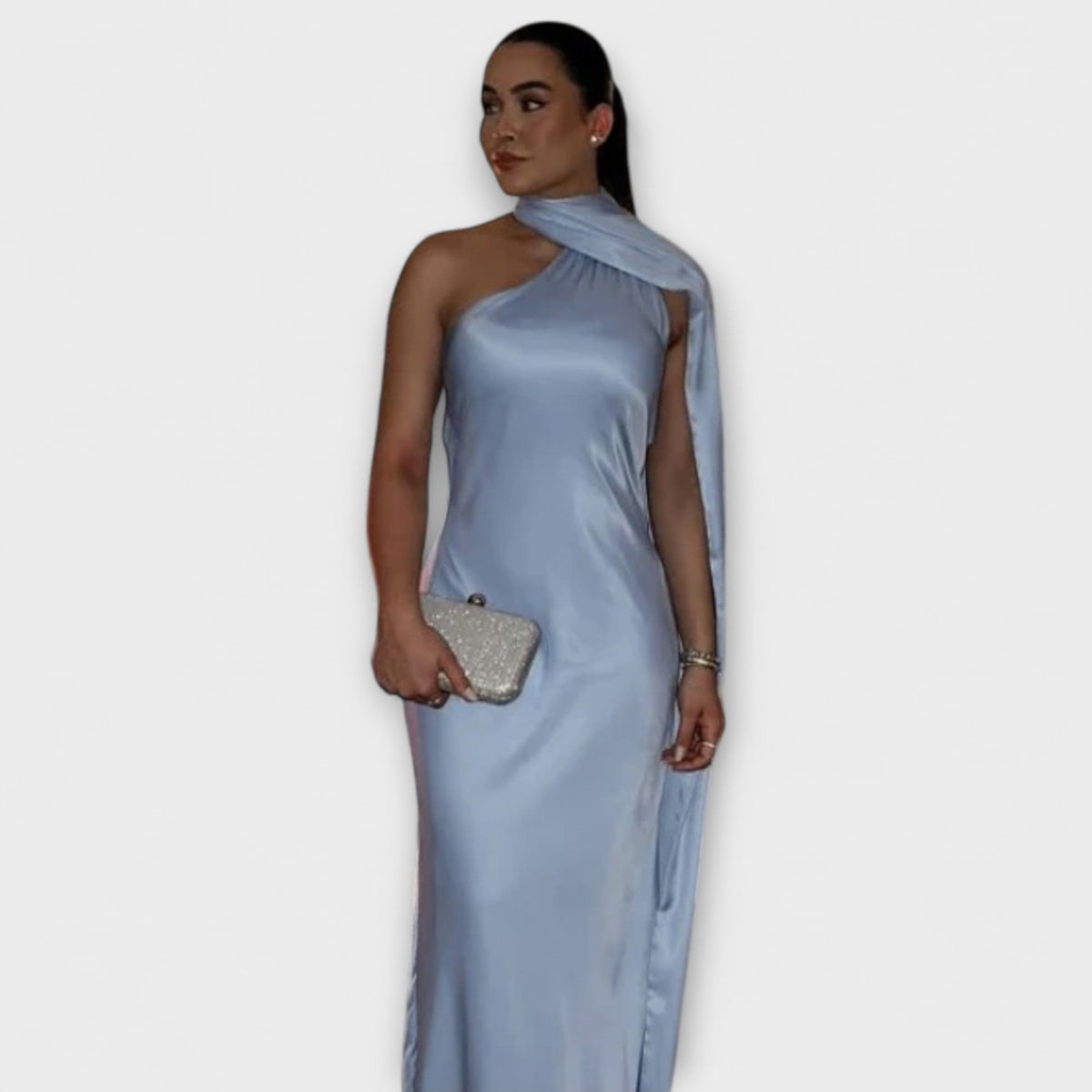 Vestido maxi chic con hombros al descubierto y lazo al cuello