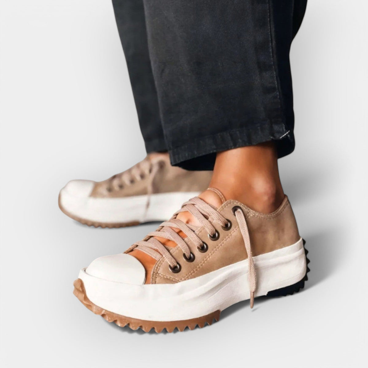 Zapatillas deportivas modernas con suela gruesa