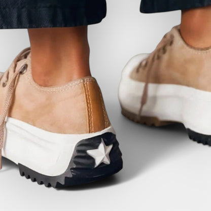 Zapatillas deportivas modernas con suela gruesa