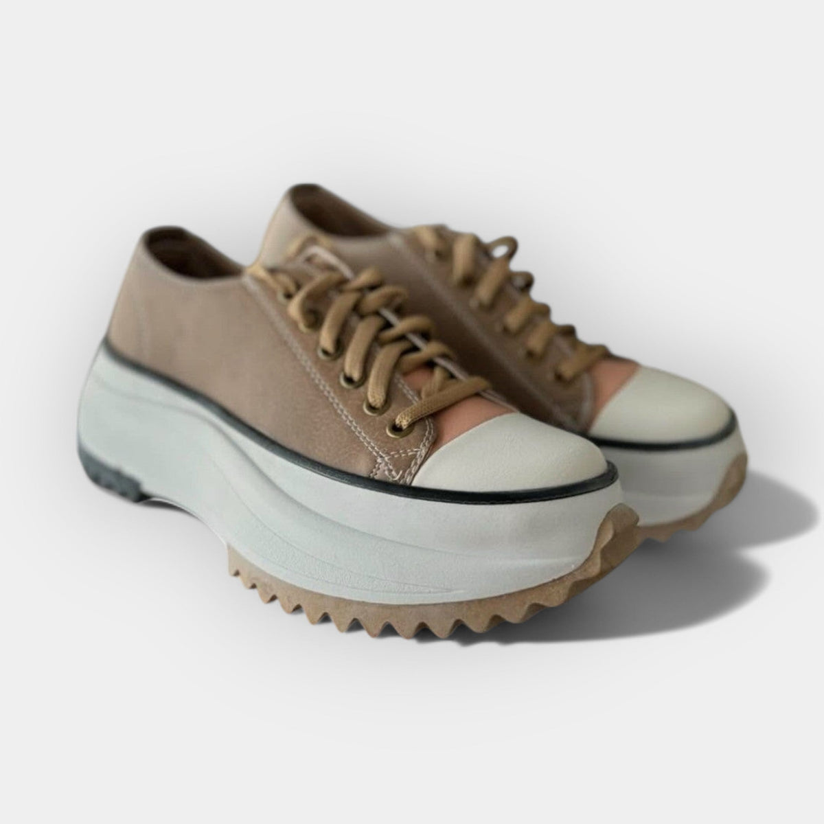 Zapatillas deportivas modernas con suela gruesa