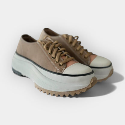 Zapatillas deportivas modernas con suela gruesa