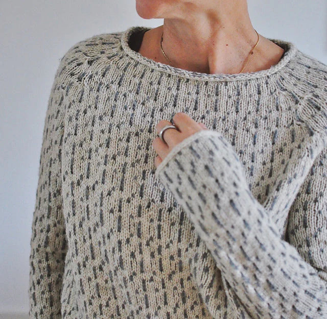 Victoria | Suéter gris elegante con escote en "U"