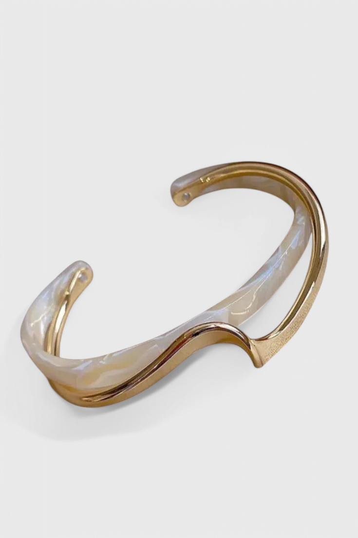 Brazalete elegante de ópalo blanco con acabado dorado